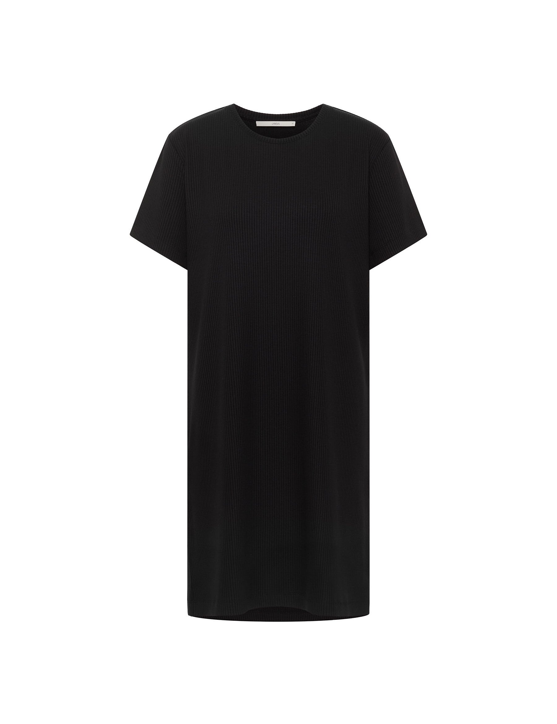 Schwarzes T-Shirt auf weißem Hintergrund