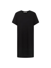 Schwarzes T-Shirt auf weißem Hintergrund