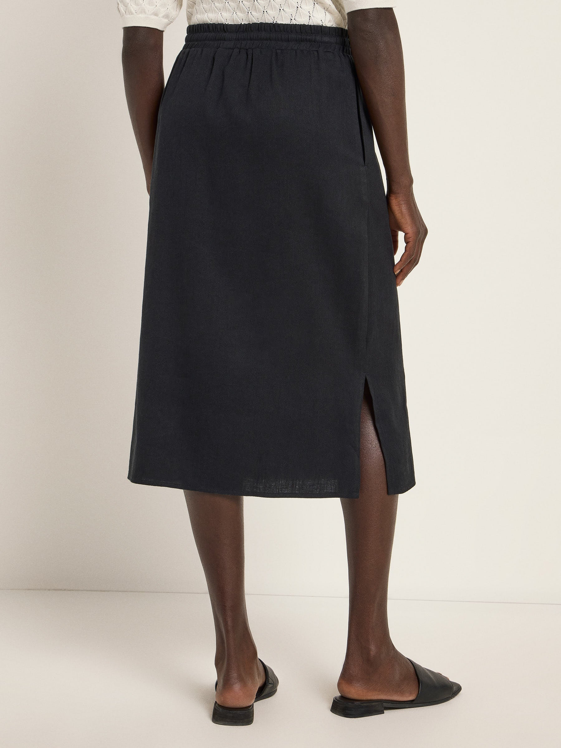 Frau trägt elegante dunkle Midirock