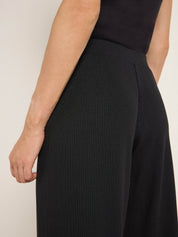 Frau in schwarzer Hose und Top