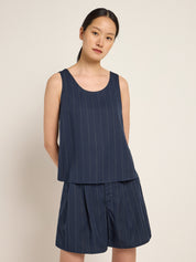 Frau in blauem gestreiftem Outfit steht