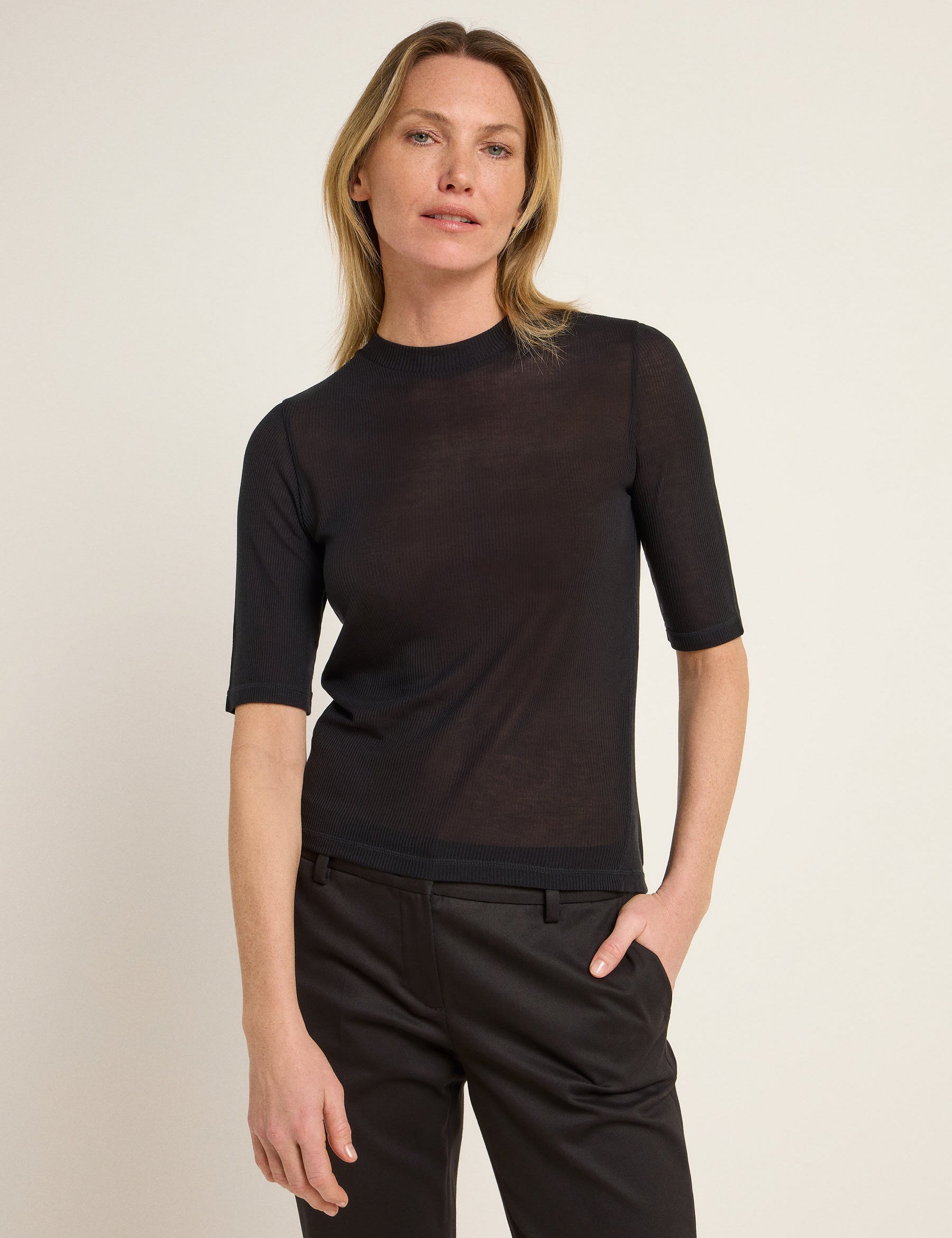 Frau in schwarzem Oberteil und Hose