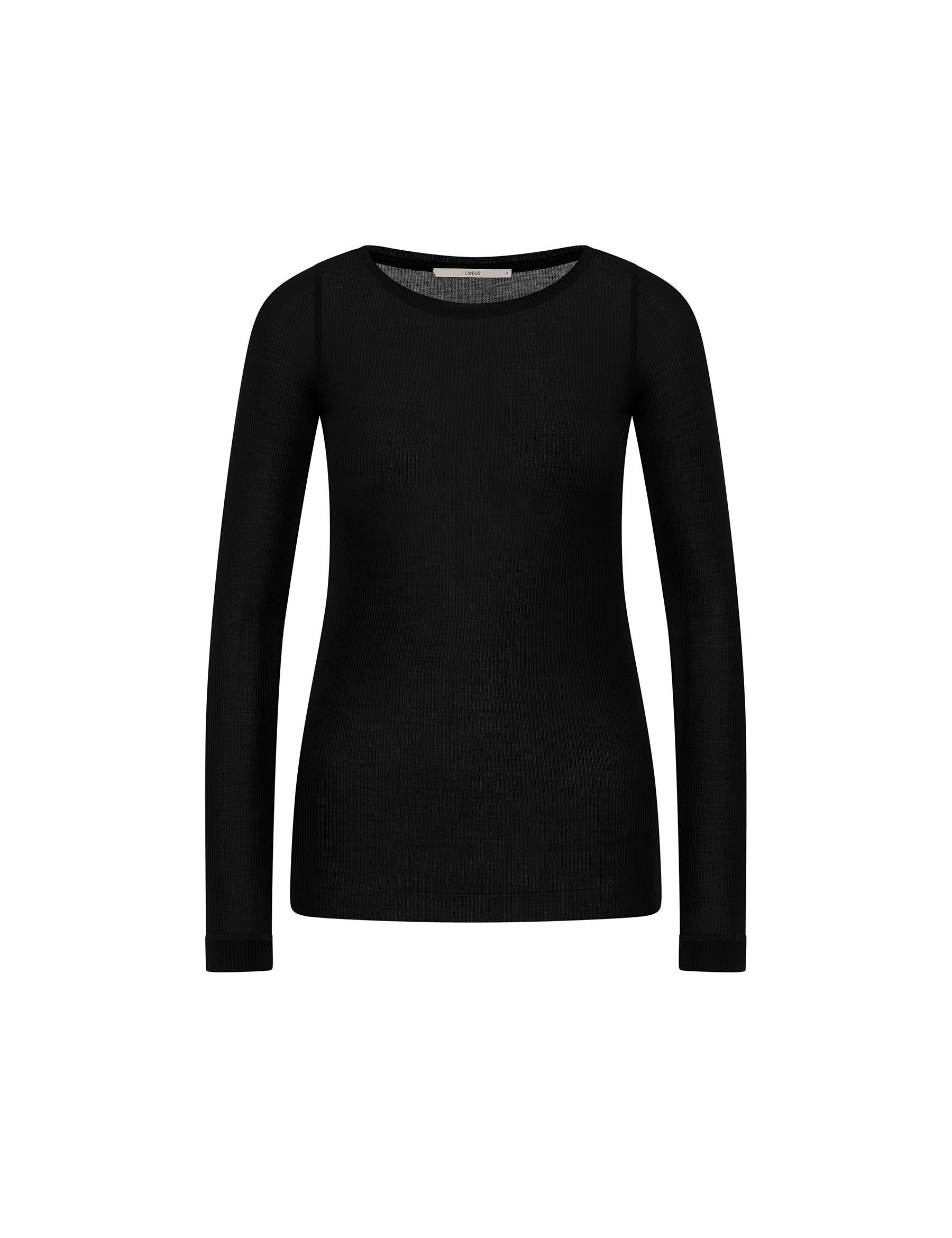 Schwarzer Damen-Pullover auf weißem Hintergrund