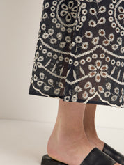 Bestickter Rock und schwarze Schuhe Detailaufnahme