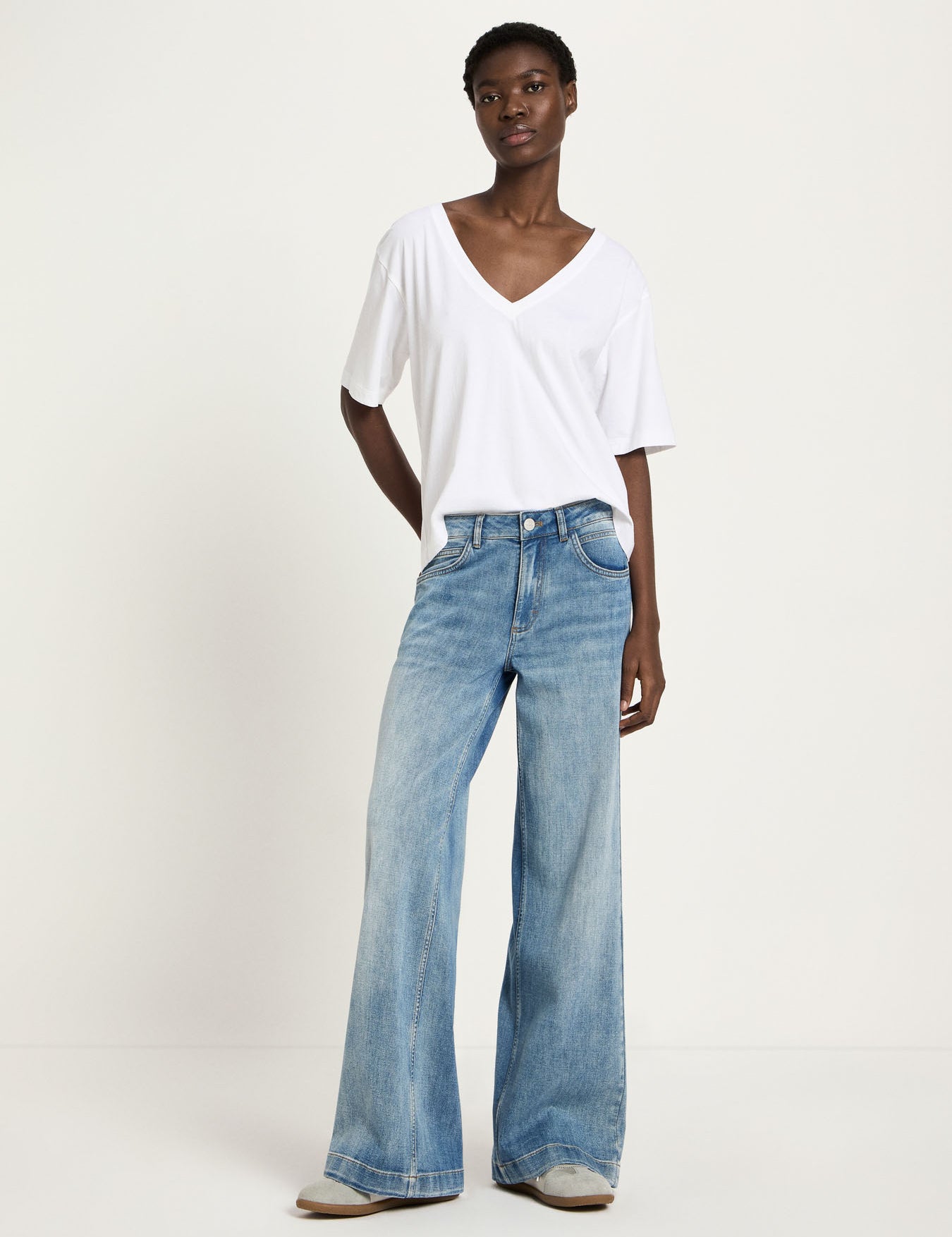 LANIUS_126_14185-00-543-stonewash-blue-denim-36_Marlenejeans_02_075d49df-03c2-4653-a3f1-6edffaebc325.jpg