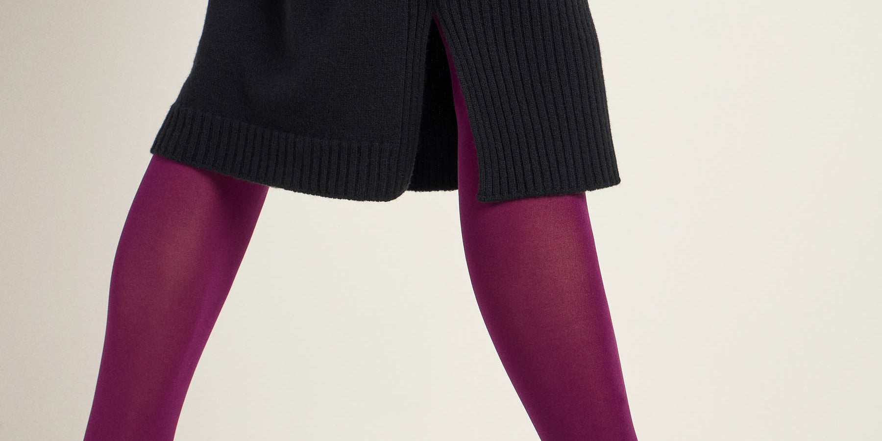 Person trägt magentafarbene Strumpfhose und schwarze Schuhe