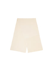 Weißer Rippstrick-Schal auf weißem Hintergrund