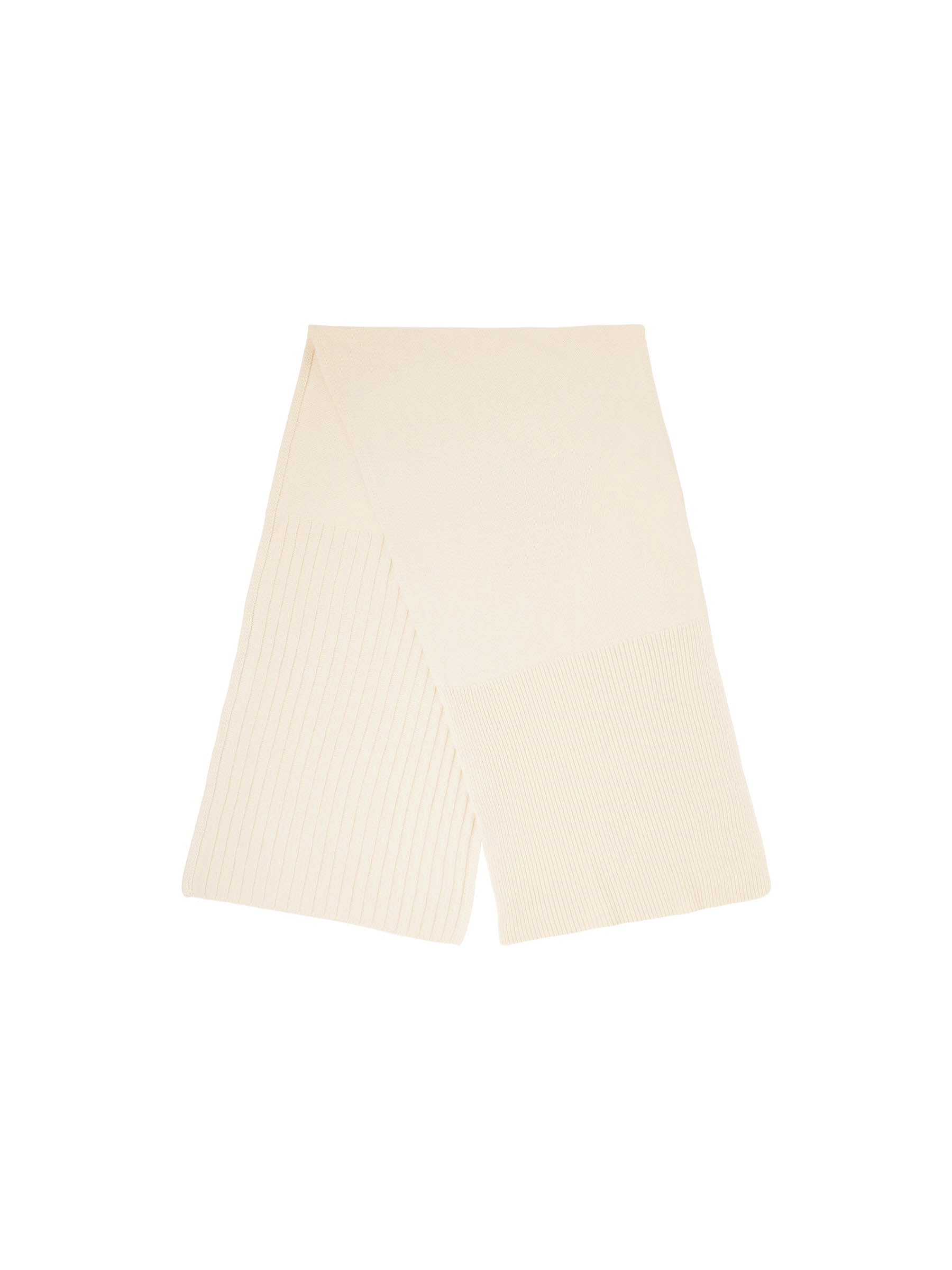 Weißer Rippstrick-Schal auf weißem Hintergrund