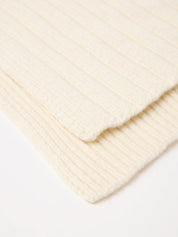 Weißer, gerippter Strickstoff in Nahaufnahme