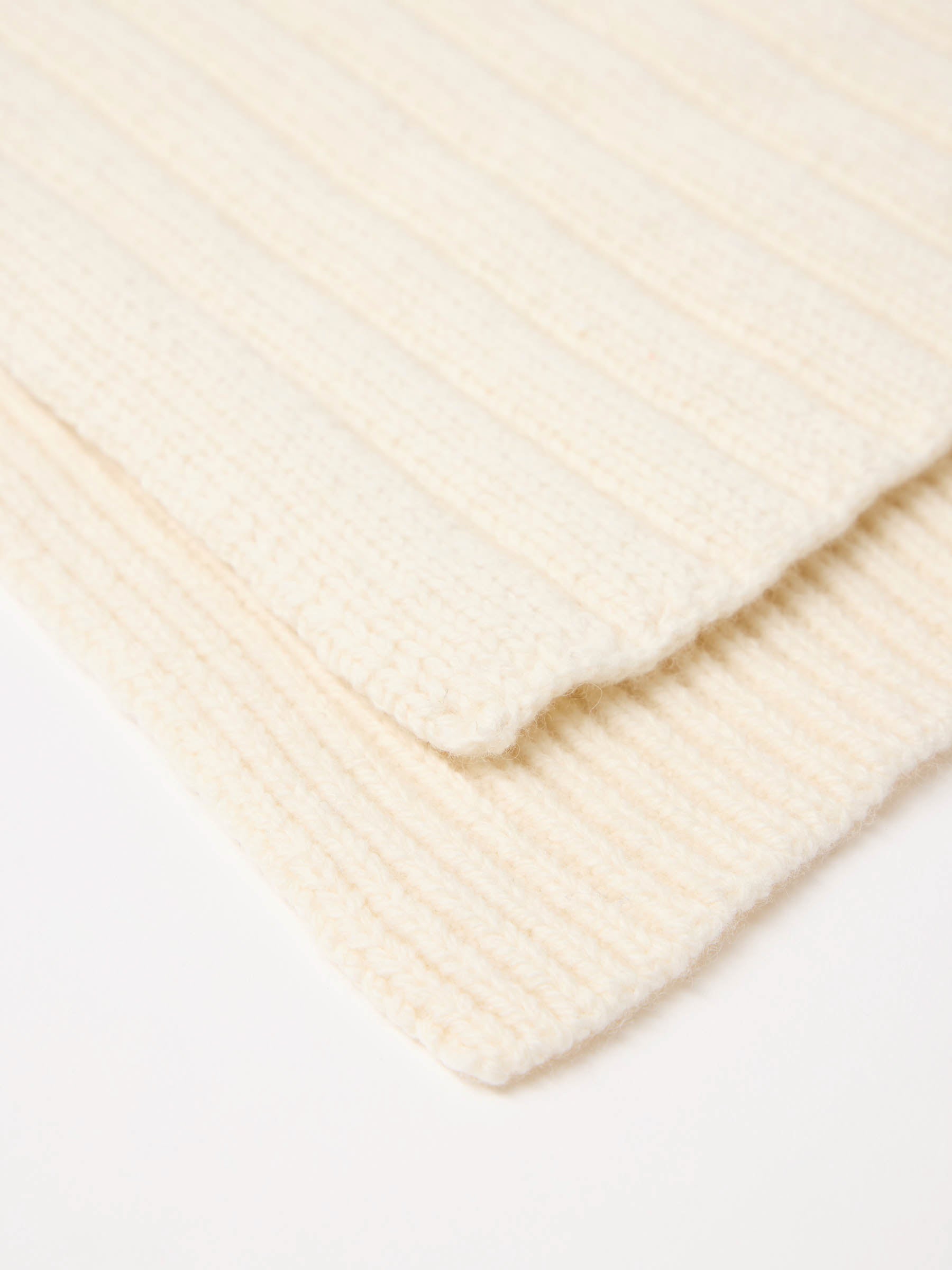 Weißer, gerippter Strickstoff in Nahaufnahme