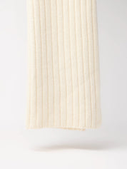 Cremefarbenes Strickmaterial in Nahaufnahme