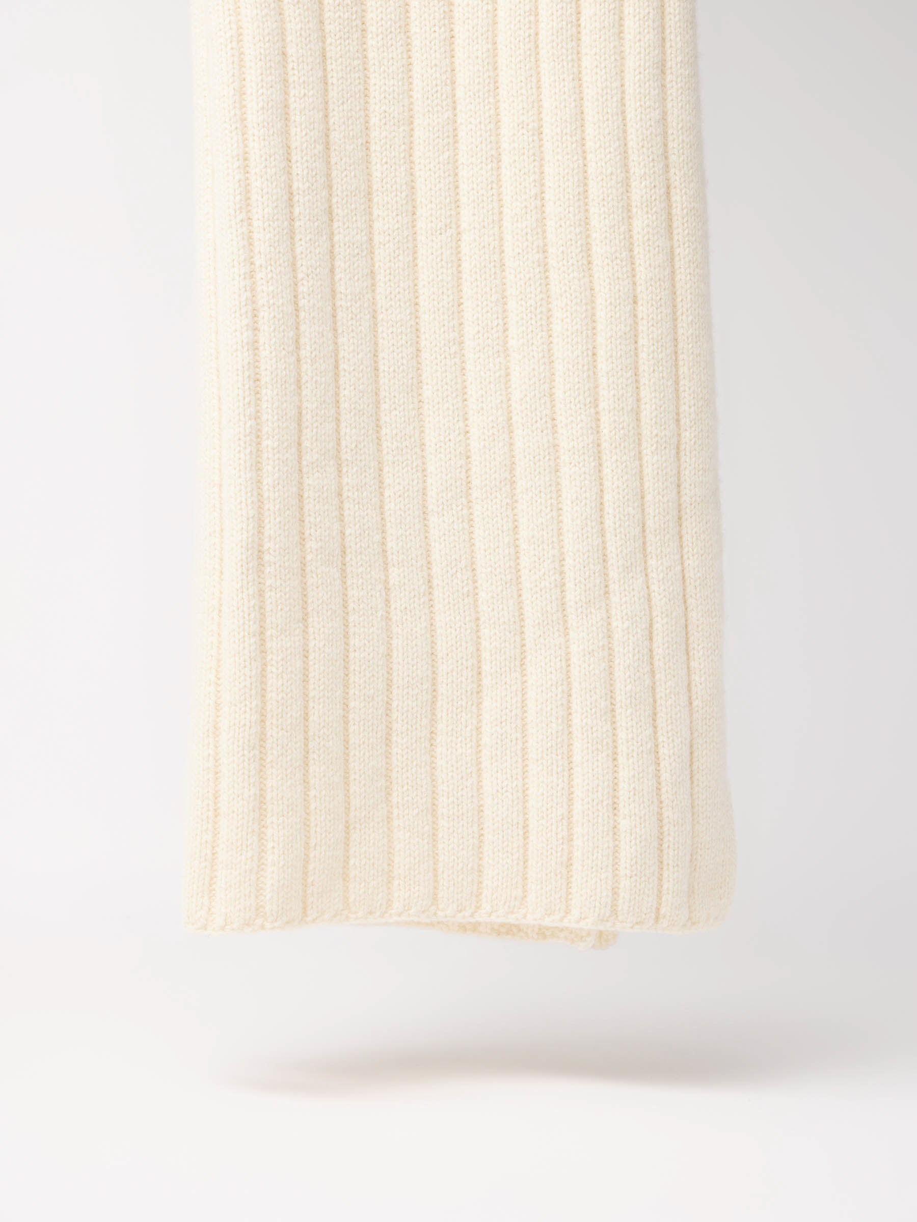 Cremefarbenes Strickmaterial in Nahaufnahme