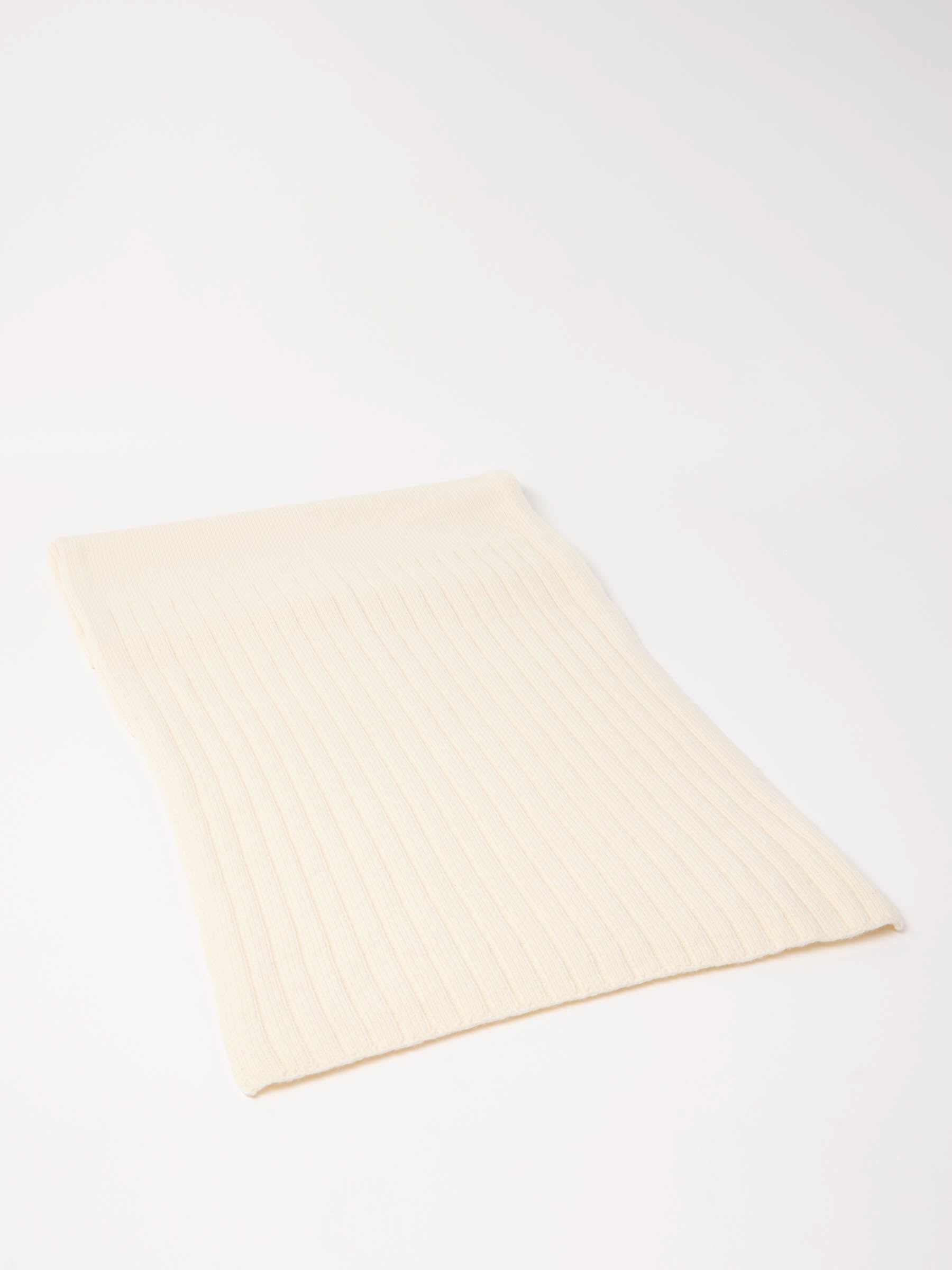 Einfacher cremefarbener Strickpullover auf weißem Hintergrund