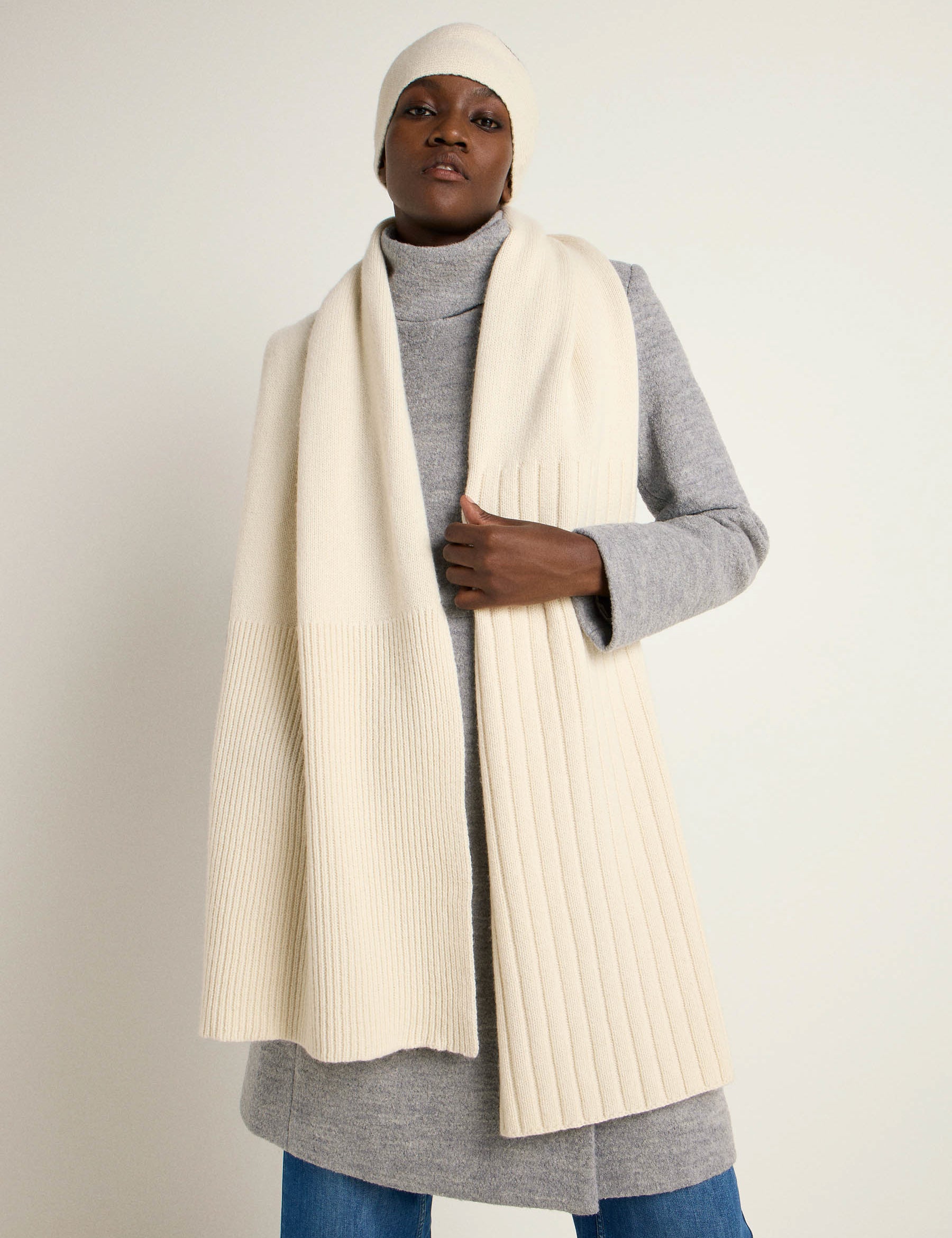 Frau in Winterkleidung mit Mütze und Schal