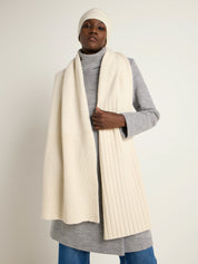 Frau in Winterkleidung mit Mütze und Schal