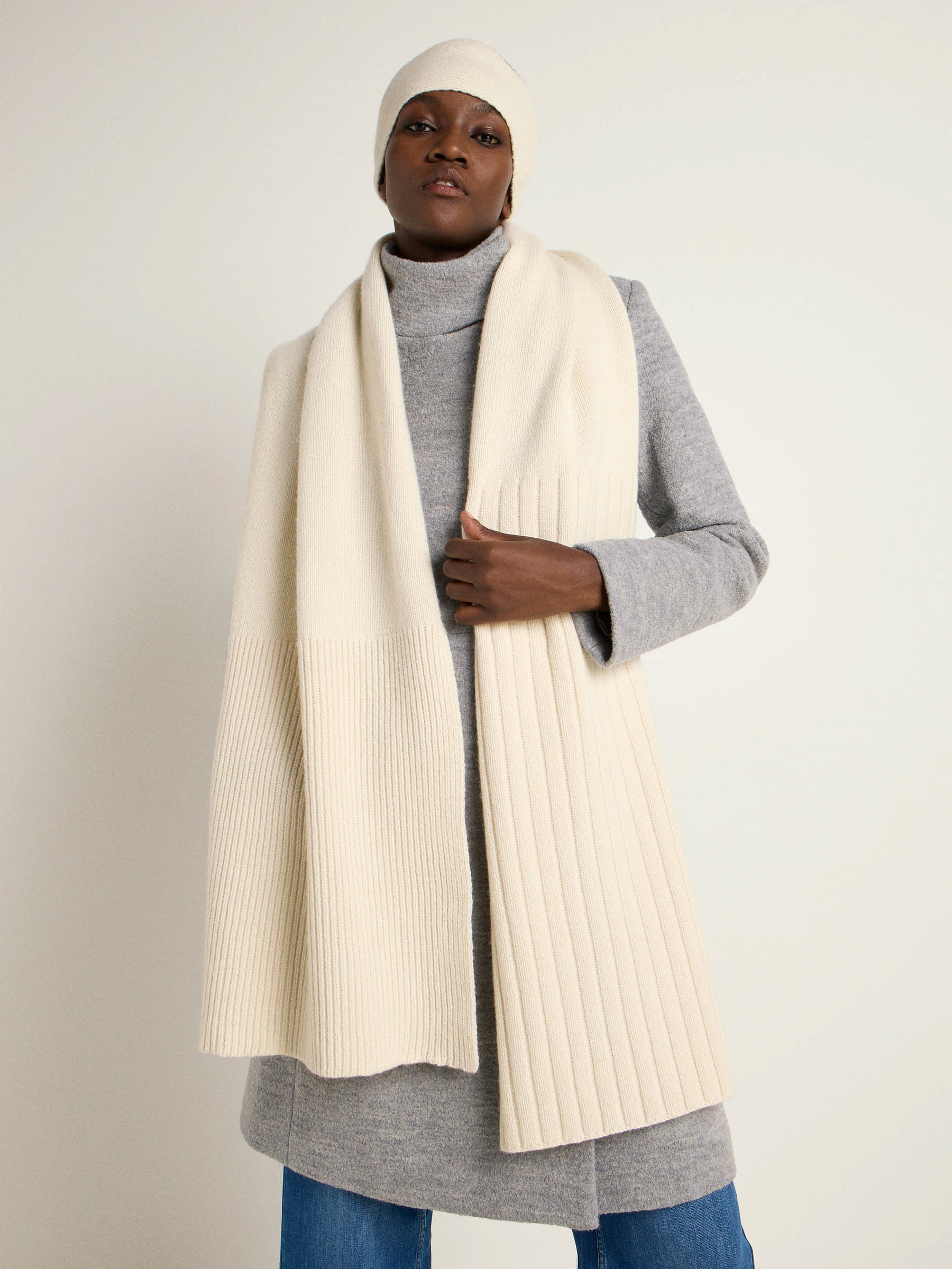 Frau in Winterkleidung mit Mütze und Schal