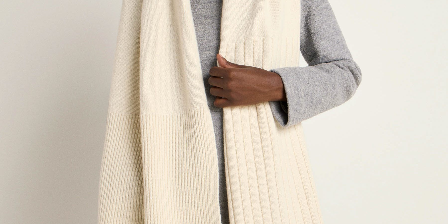 Frau in Winterkleidung mit Mütze und Schal