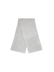 Grauer Schal auf weißem Hintergrund