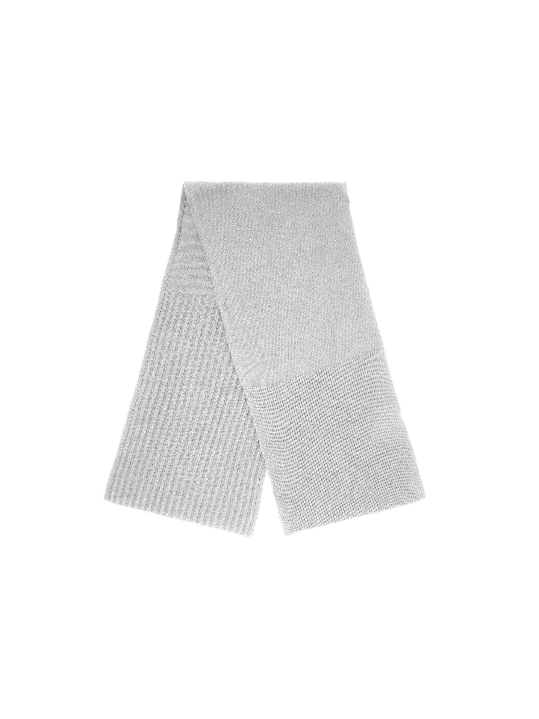 Grauer Schal auf weißem Hintergrund