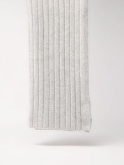 Grauer gestreifter Strickschal auf weißem Hintergrund