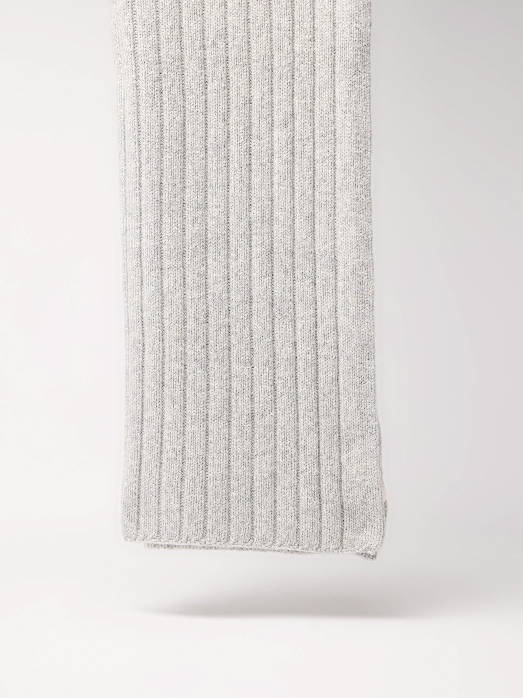 Grauer gestreifter Strickschal auf weißem Hintergrund