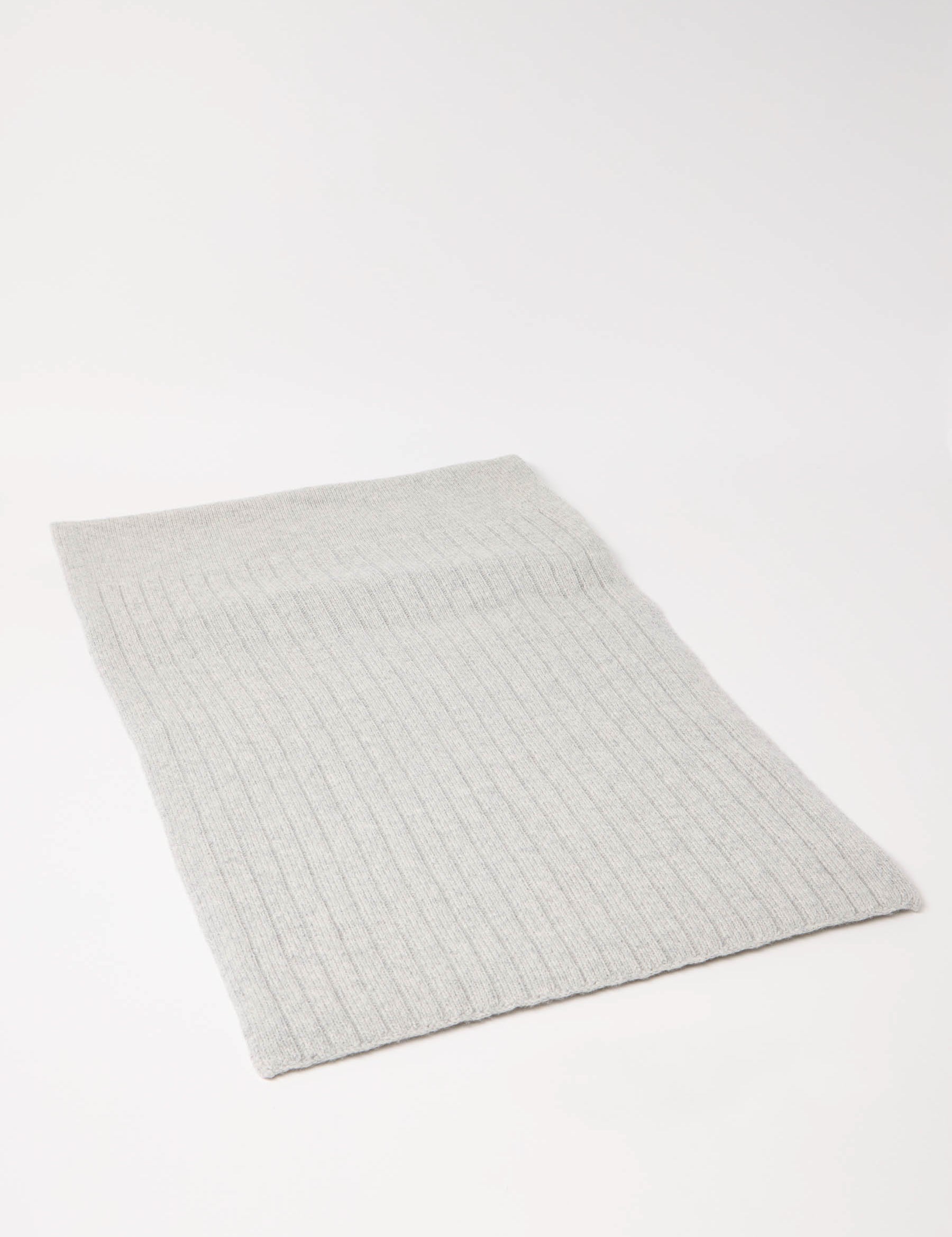 Grauer Strickpullover auf weißem Hintergrund