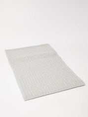 Grauer Strickpullover auf weißem Hintergrund