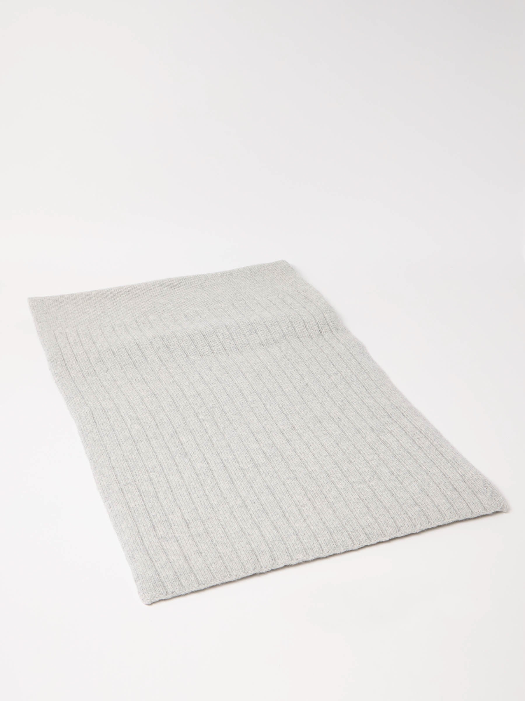 Grauer Strickpullover auf weißem Hintergrund