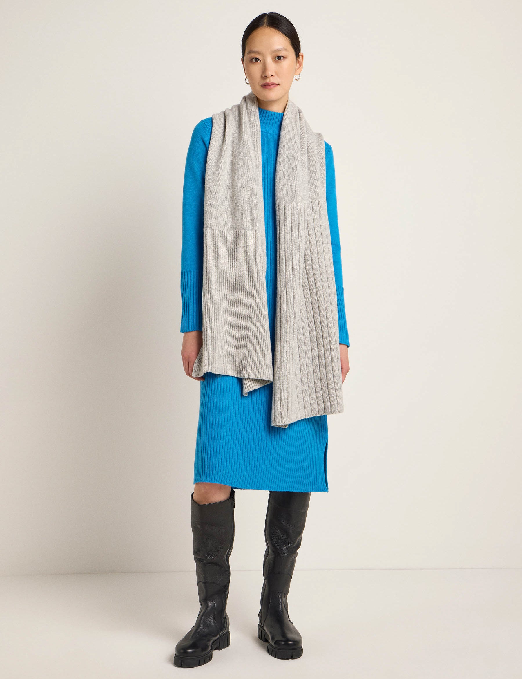 Frau in blauem Kleid und grauem Schal
