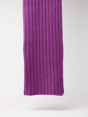 Länglicher lila Strickschal auf weißem Hintergrund