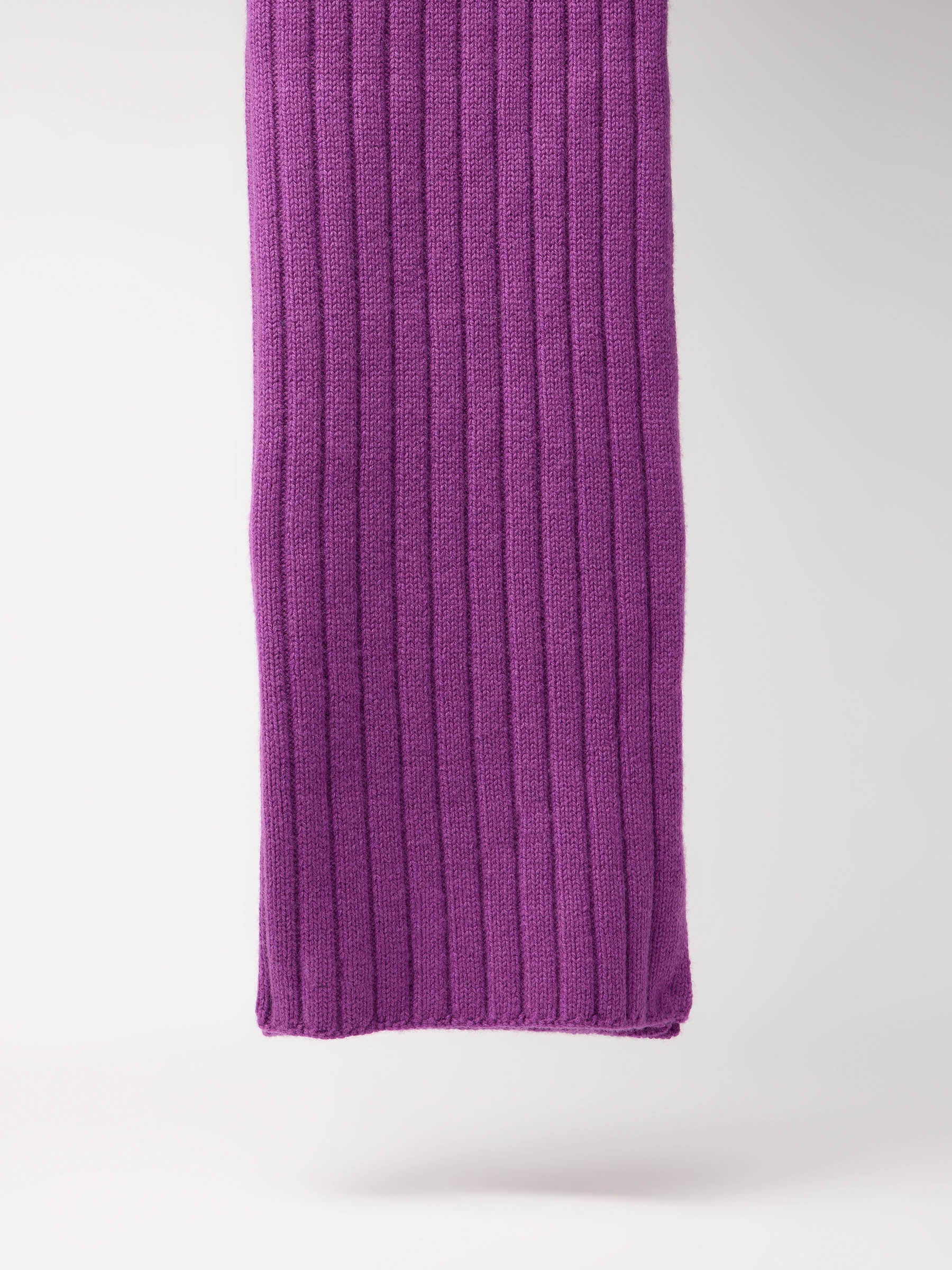 Länglicher lila Strickschal auf weißem Hintergrund
