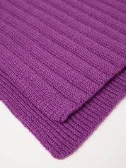 Lila gestrickter Wollschal in Nahaufnahme