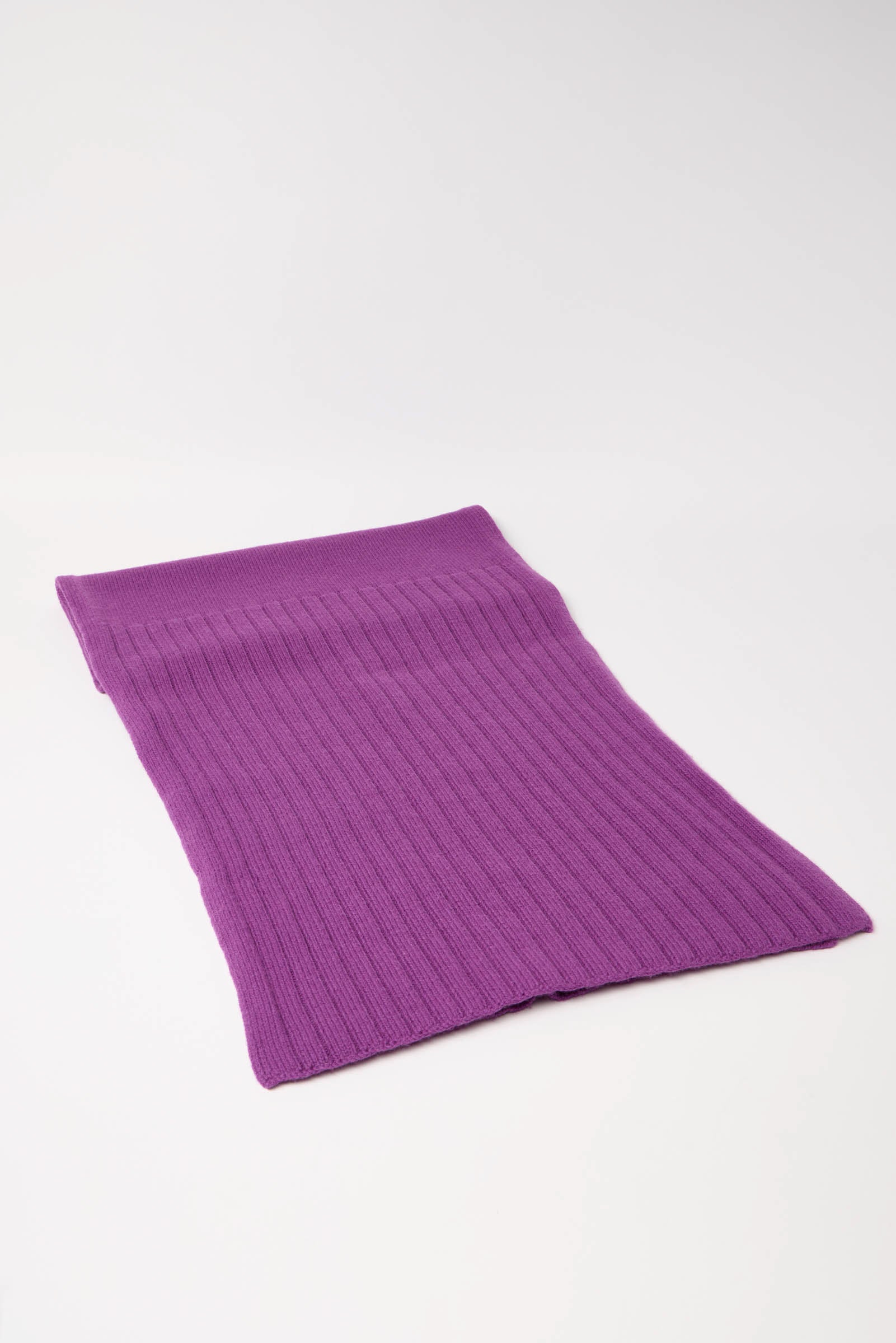 Lila gestrickter Schal auf weißem Hintergrund