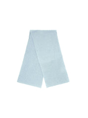 Hellblaues Tuch vor weißem Hintergrund