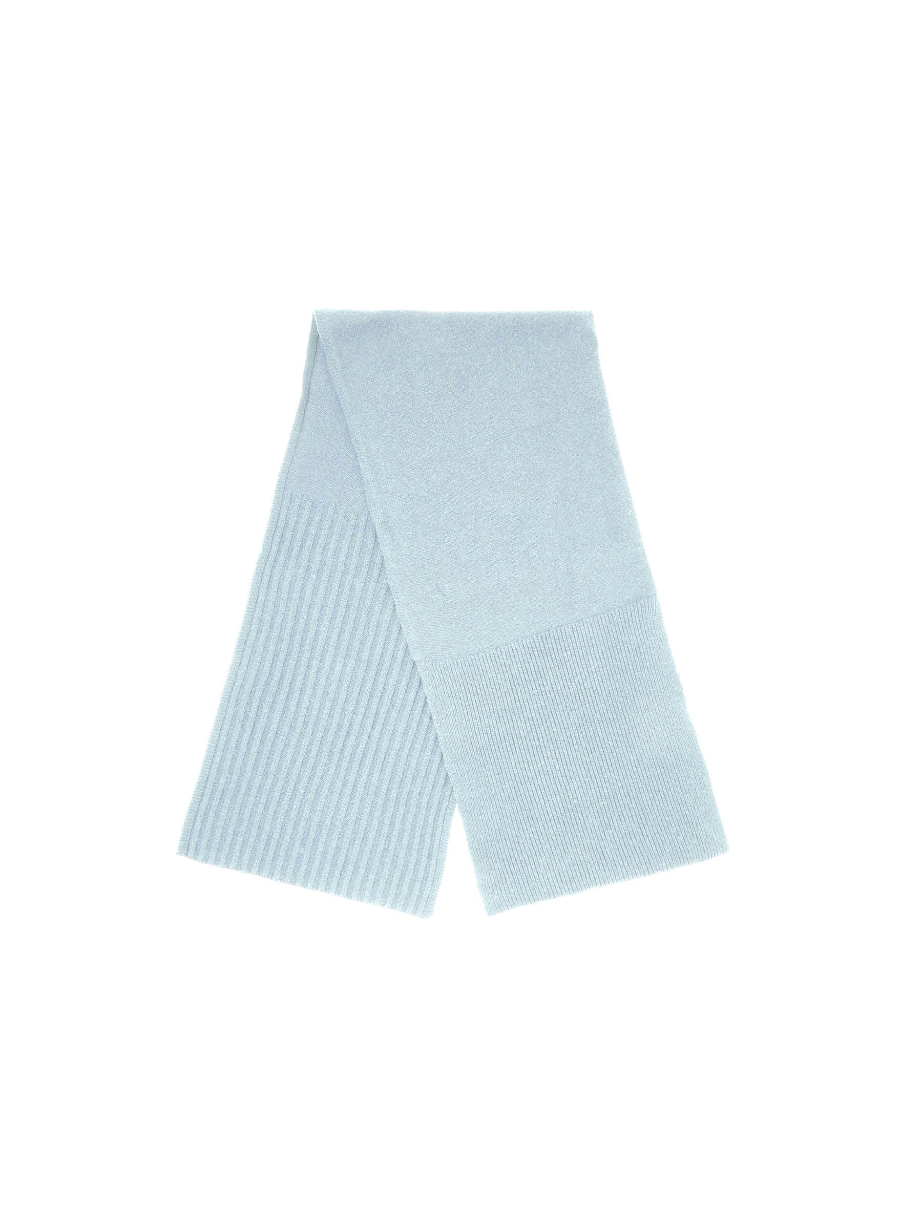 Hellblaues Tuch vor weißem Hintergrund