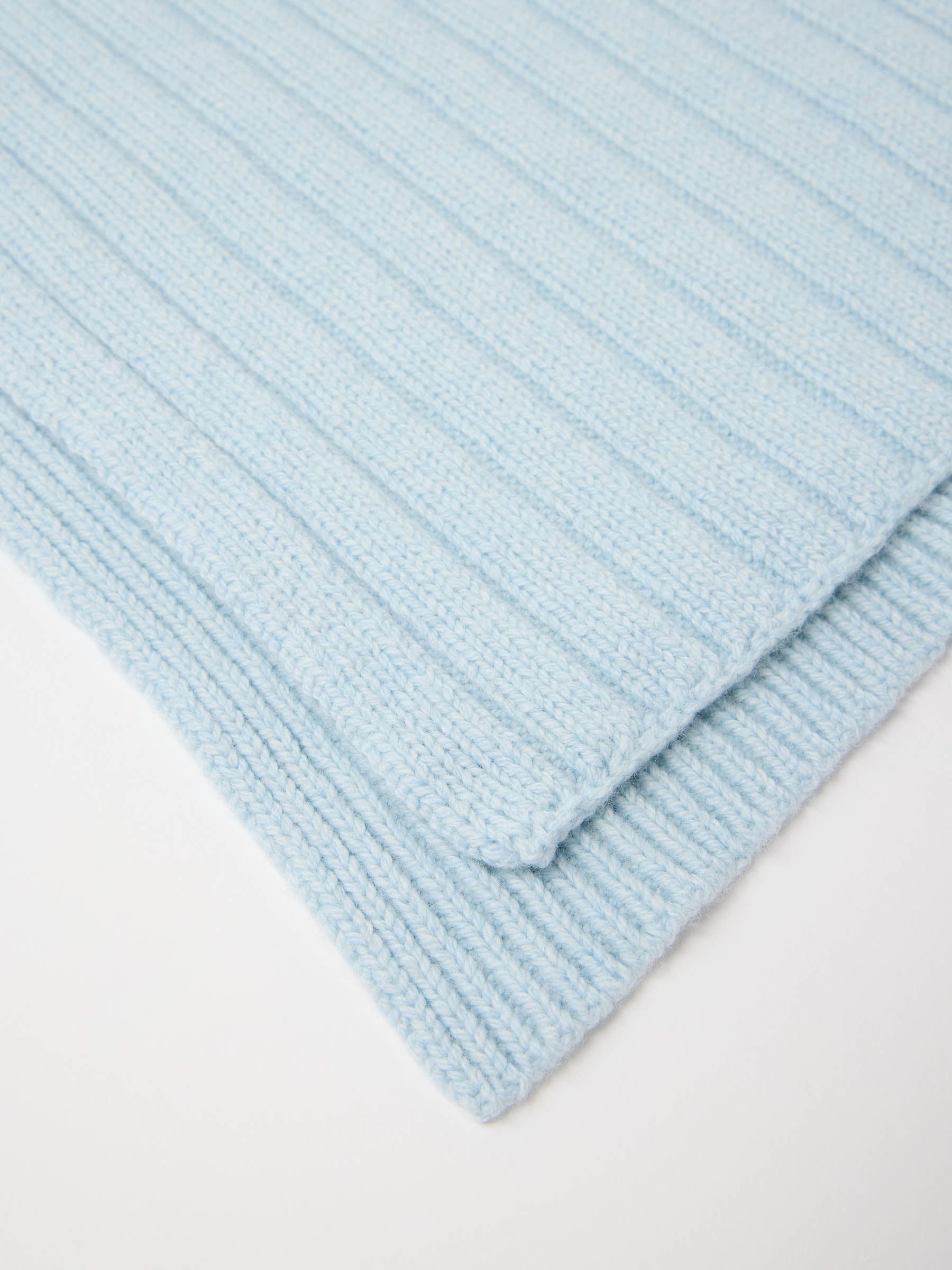 Hellblaue gerippte Textiloberfläche