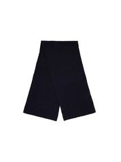 Schwarzer gestrickter Schal auf weißem Hintergrund