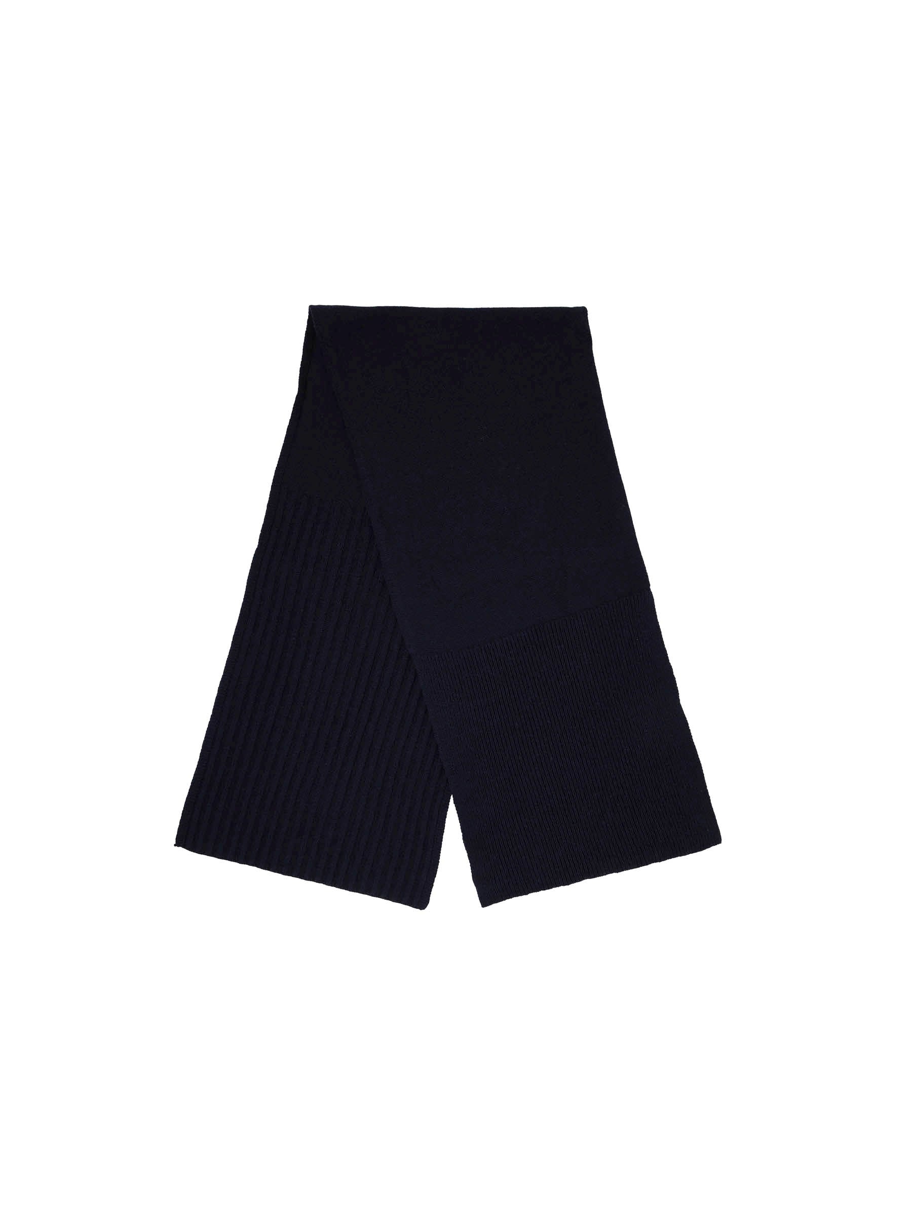 Schwarzer gestrickter Schal auf weißem Hintergrund