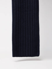 Dunkelblaue gerippte Strickmütze hängend