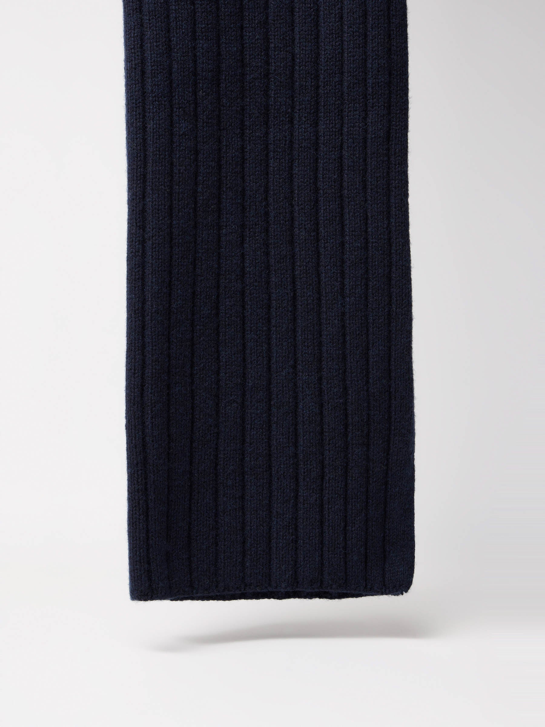 Dunkelblaue gerippte Strickmütze hängend