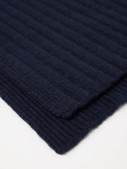 Nahaufnahme einer dunkelblauen gestrickten Wolldecke