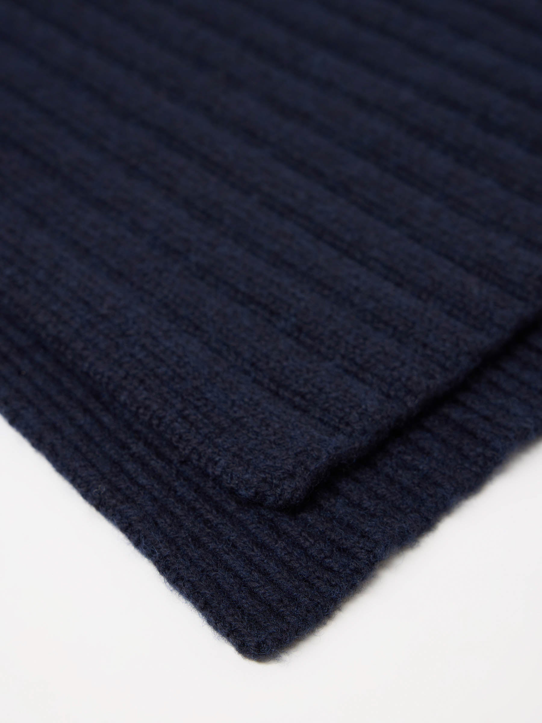 Nahaufnahme einer dunkelblauen gestrickten Wolldecke
