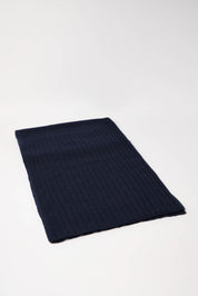 Dunkelblaue gestrickte Wolldecke auf weißem Hintergrund