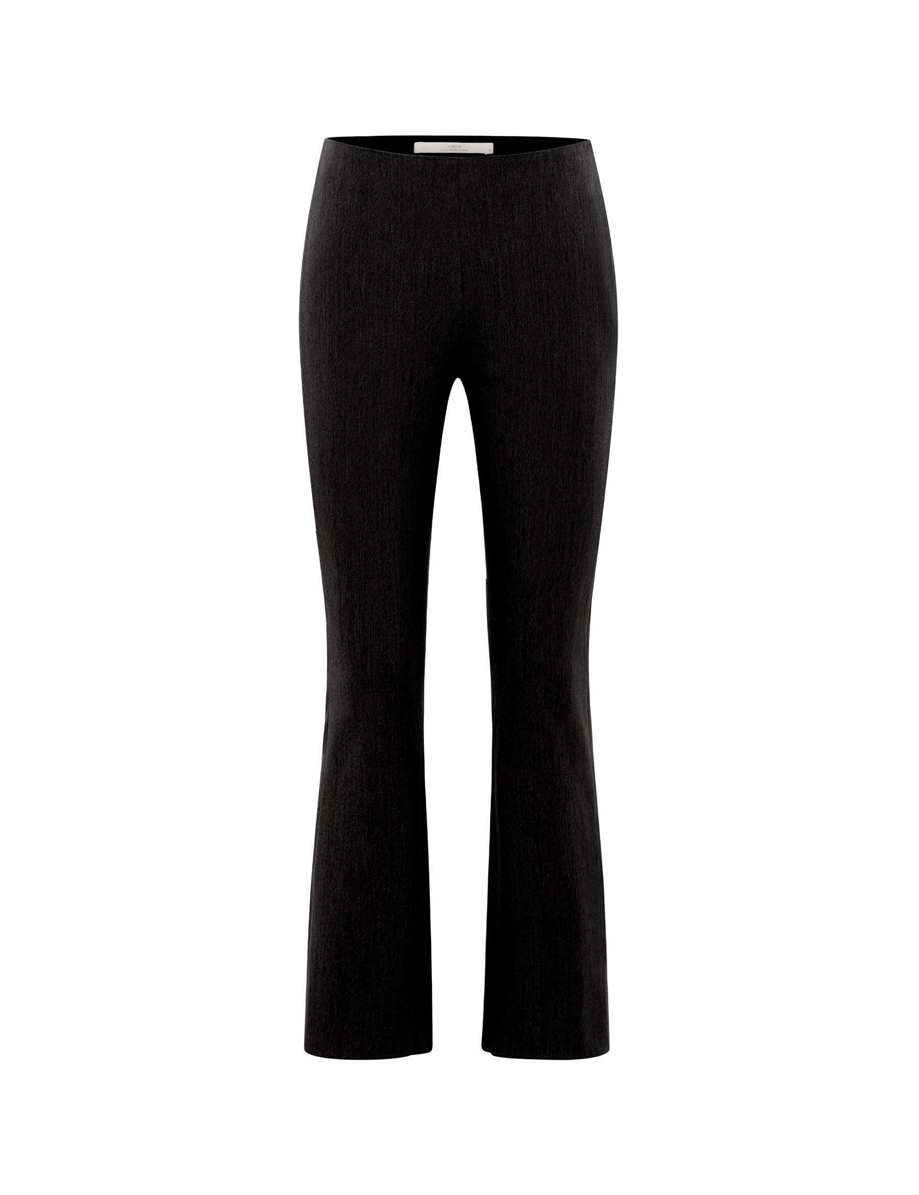 Schwarze, ausgestellte Stoffhose auf weißem Hintergrund