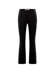 Schwarze, ausgestellte Stoffhose auf weißem Hintergrund