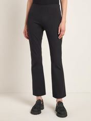 Frau in schwarzer Hose und schwarzen Loafers