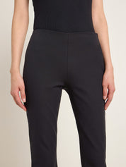 Frau in schwarzer Hose, Rückenansicht