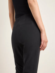 Person trägt elegante schwarze Hose