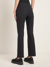 Frau in schwarzer Hose und Plateauschuhen