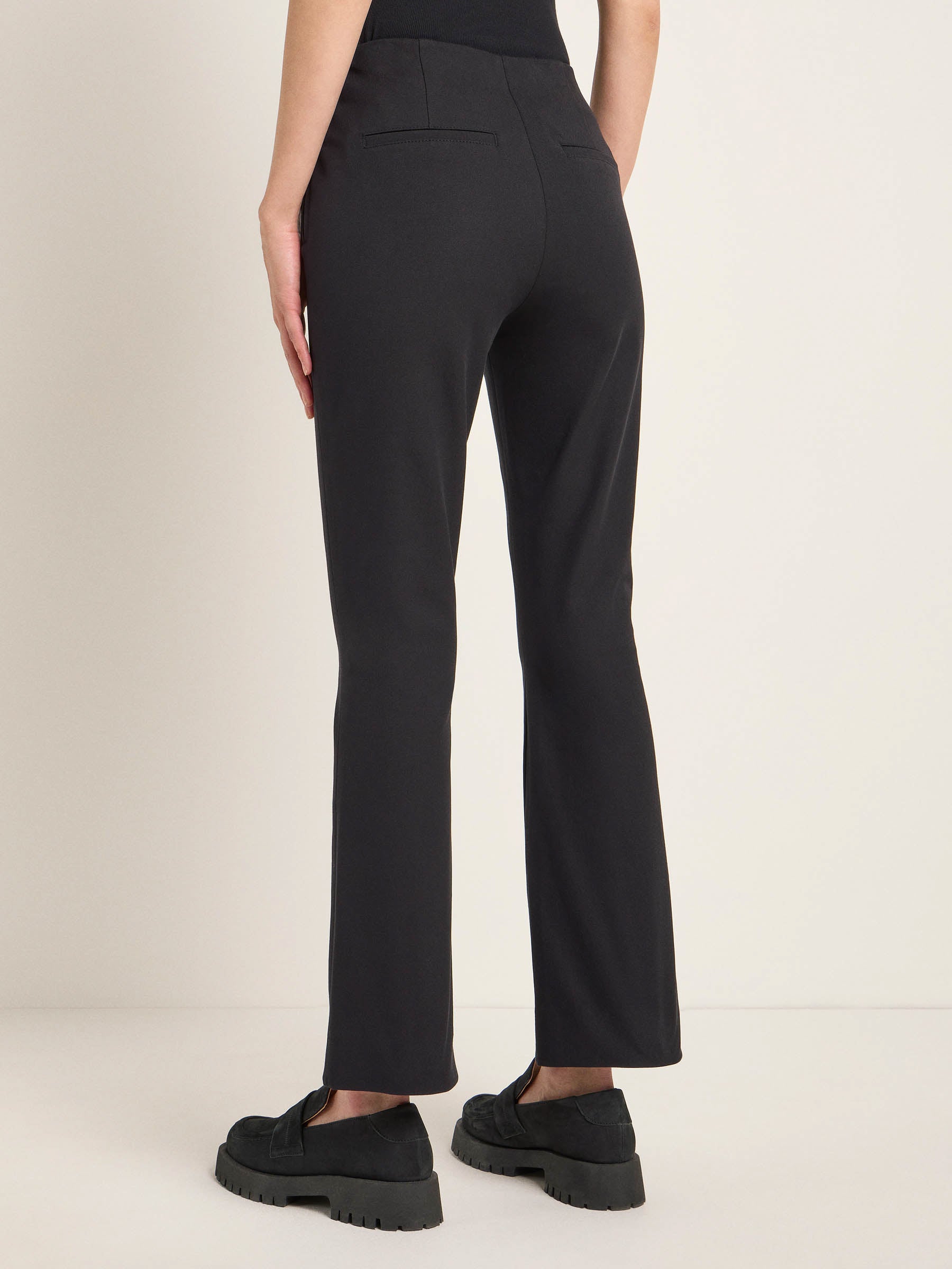 Frau in schwarzer Hose und Plateauschuhen